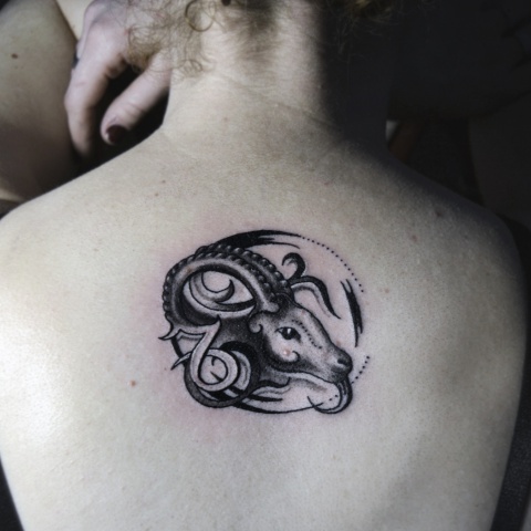 Tetování kozoroha ve stylu black artu