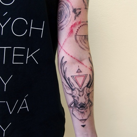 tetování jelena na ruce