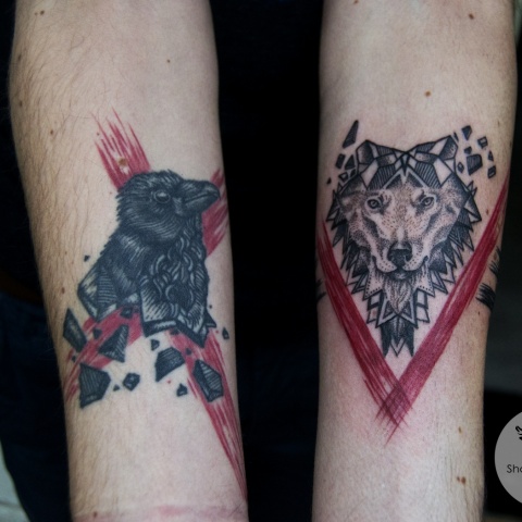 tetování vrány a vlka na rukou