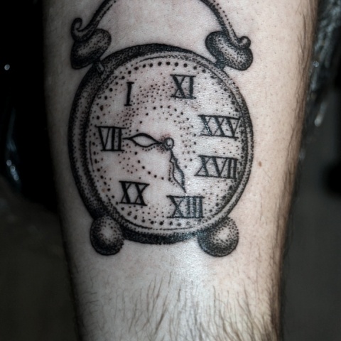 Tetování budík ve stylu black art / dotwork - Alarm clock tattoo